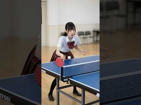 制服姿の女の子が卓球をしている