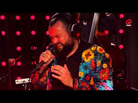 Dez Mona - Can't Feel My Face (live bij Q)