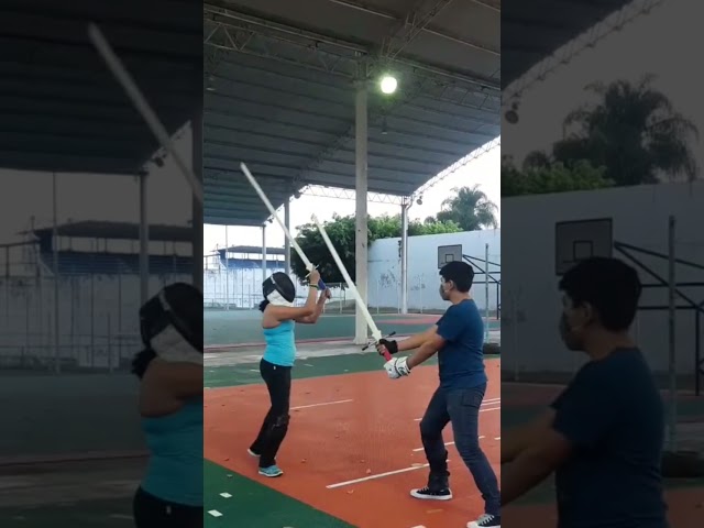 Vídeo relacionado con F Fityle Juego de 2 Espadas de Espuma para Entrenamiento, Herramientas Acolchadas de, Palos de Entrenamiento Antideslizantes para niños y Adultos, 85 Cm