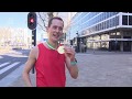 Vanwege het overlijden van zijn moeder wilde deze atleet toch de marathon lopen.