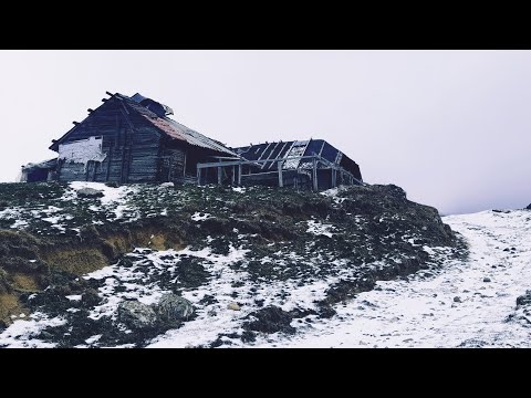 Stână părăsită în vârful muntelui, Cheile Tătarului și Grota Ursului