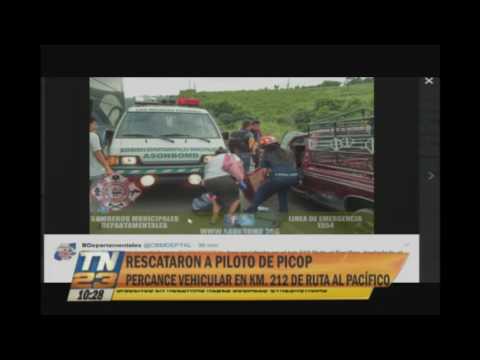 Rescatan a piloto de picop tras accidente en ruta al Pacífico