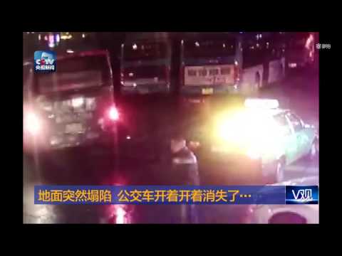 В Китае автобус провалился под землю