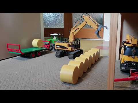 Excavator claw loading Fendt tractor