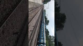 preview picture of video 'Garib Rath / Duranto Express overtaking Sangam Express 14163 at Bamrauli Railway Station, Allahabad.'