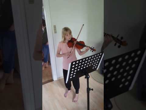 Lille søster spiller violin part 2