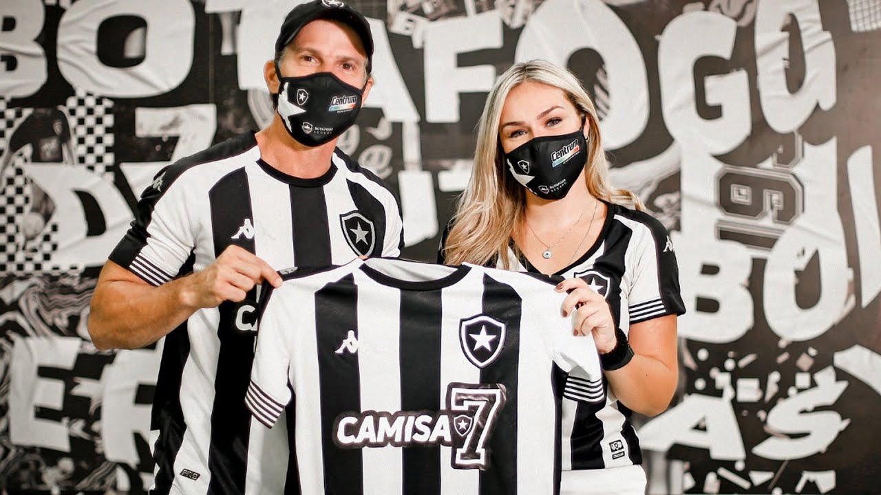 Em ação de marketing do Botafogo, Túlio Maravilha ‘presenteia’ sete sócios com a camisa do clube