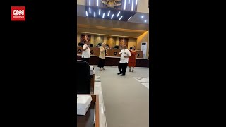 Download lagu Aksi Wakil Rakyat Joget di Ruang Sidang Viral di Media Sosial mp3