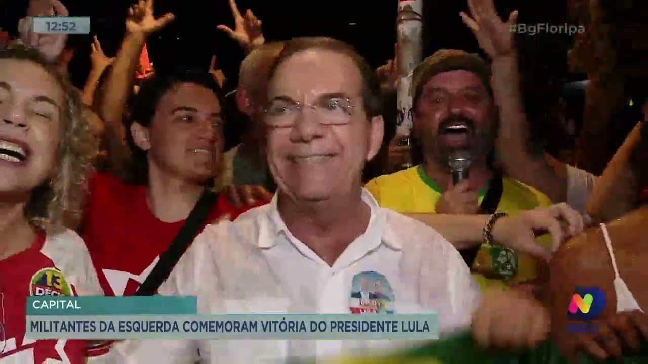Apoiadores do PT, em Florianópolis, comemoram vitória de Luis Inácio lula da Silva nas eleições