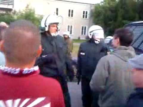 BFC Fans pöbeln Polizisten nach Spiel an