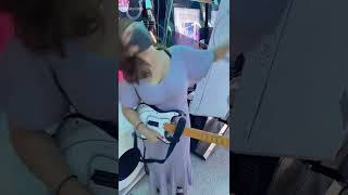 巨乳がギター弾いてみたw