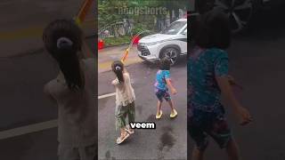 Eles surpreenderam os policiais  com suas pistolas d’água ❤️