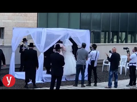 חולה קורונה צפה בחתונת בנו מחלון בית החולים: "כולנו דמענו"