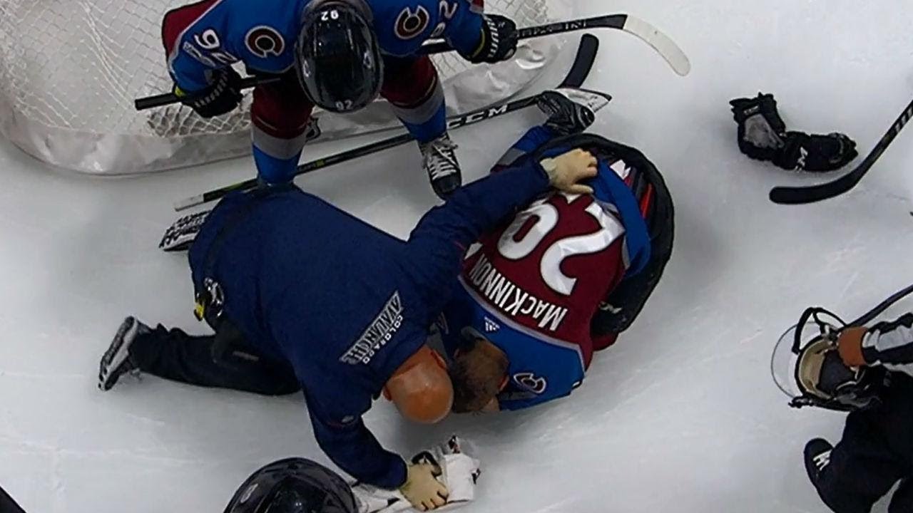 Vidéo: NATHAN MacKinnon BLESSÉ!!!!! Il a PERDU un OEIL!!!