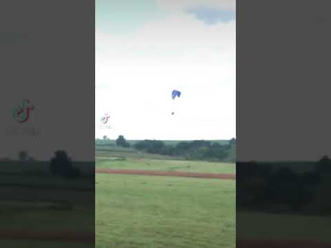 Decolagem alpina de paramotor.