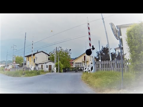 Passaggio a livello Acqui Via S.Caterina in attesa del treno # railroad crossing # bahnübergang