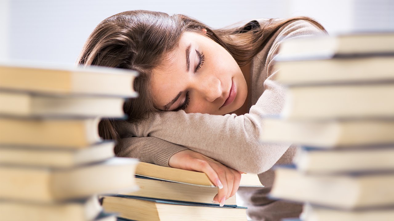 Устал читать. Уставший студент. Утомляемость студентов. Уставший студент медик.