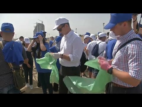 شاهد جزائريون يتطوعون 67 دقيقة لتنظيف شاطئ إحياء لذكرى مانديلا…