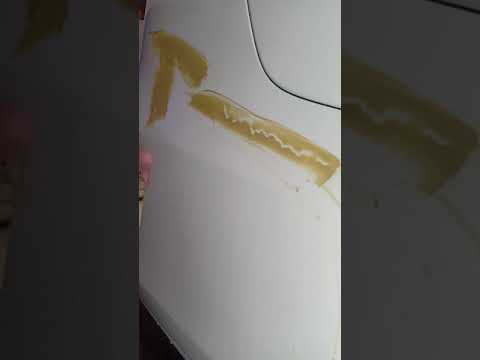 tirando escorrido de verniz ou tinha pu