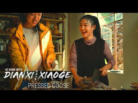 滇西小哥講解臘鵝的烹飪方法(在家與DXXG-E4) (Dianxi Xiaoge Explains How to Cook With Preserved Goose (At Home With DXXG - E4))