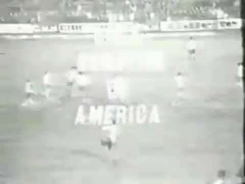#BocaCampeon de la #CopaLibertadores 1977 Gatti ataja el penal a Wanderley del Cruzeiro (14/09/1977)