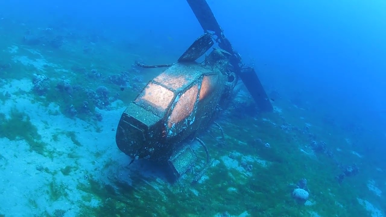 Underwater Cobra Helicopter || ViralHog