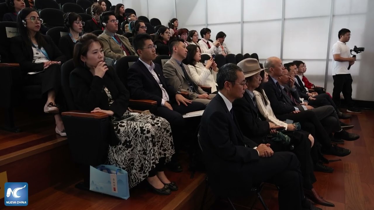 Universidad de Santiago de Chile recibe colección de libros sobre pinturas de los maestros chinos