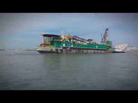 Gabarra AEM 16 atravesando el PGRU