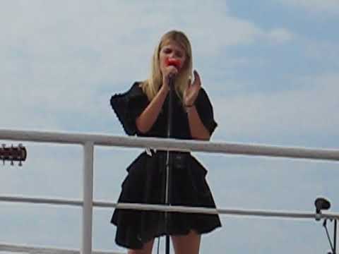 Emma Bale Bij Q Music Beachhouse 21/08/2018