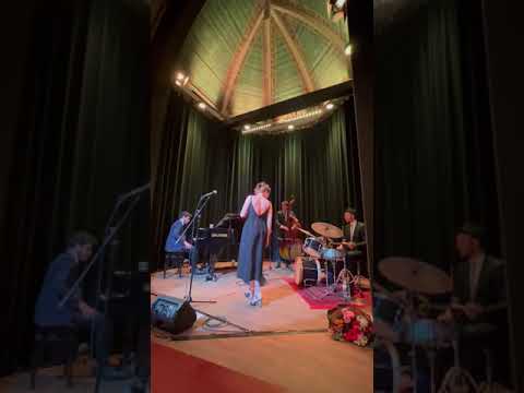 Laura Dooge in het Brinkhuis Theater in Laren