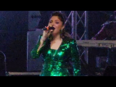 KANIKA KAPOOR - PIYA TU AB TOH  AAJA - Live @NASSAU COLISEUM, NY - 4/1/22 - 4K