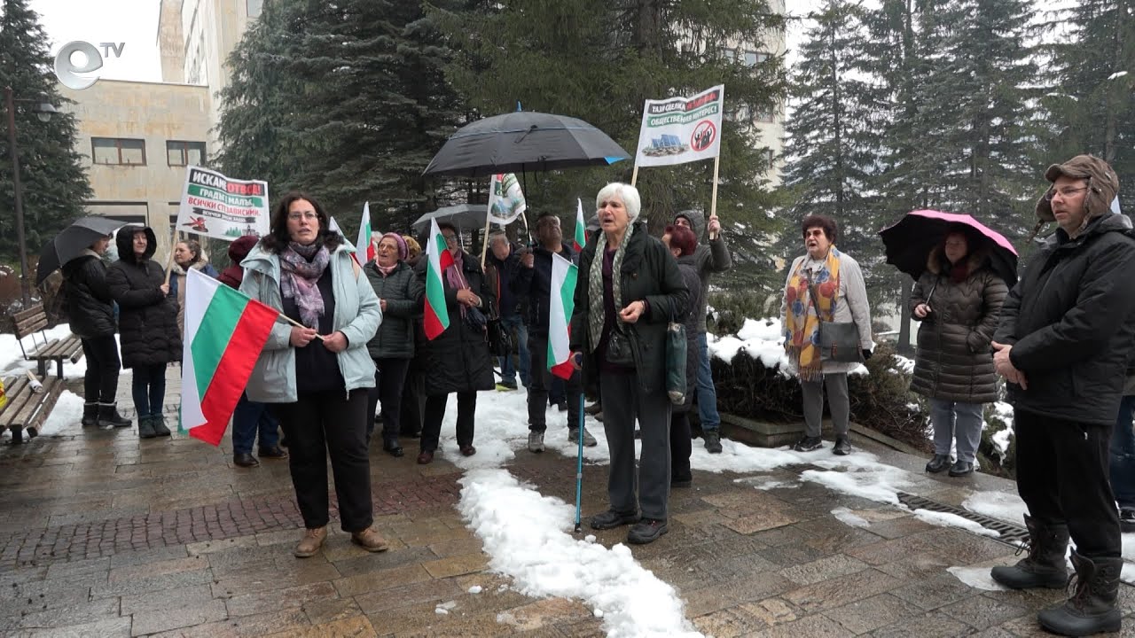 В Смолян с протест поискаха отвод на съдията по делото за фотоволтаичния парк в кв. "Устово"