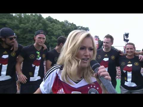 Helene Fischer singt "Atemlos durch die Nacht" am Brandenburger Tor WM 2014 FEIER in HD