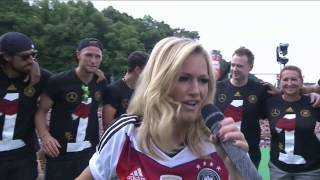 Helene Fischer singt &quot;Atemlos durch die Nacht&quot; am Brandenburger Tor WM 2014 FEIER in HD