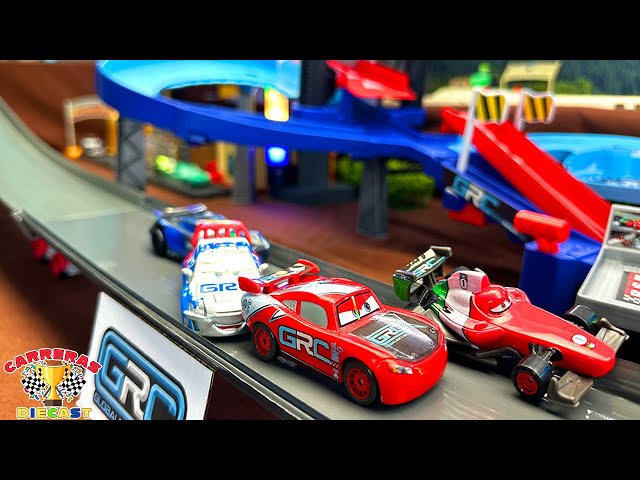 Vídeo relacionado con Mattel Disney Pixar Cars Global Racers Cup Pista de salto GRC, Pista para coches de juguete con vehículos Rayo McQueen y Francesco Bernoulli, regalo para niños y niñas +4 años, HXJ32