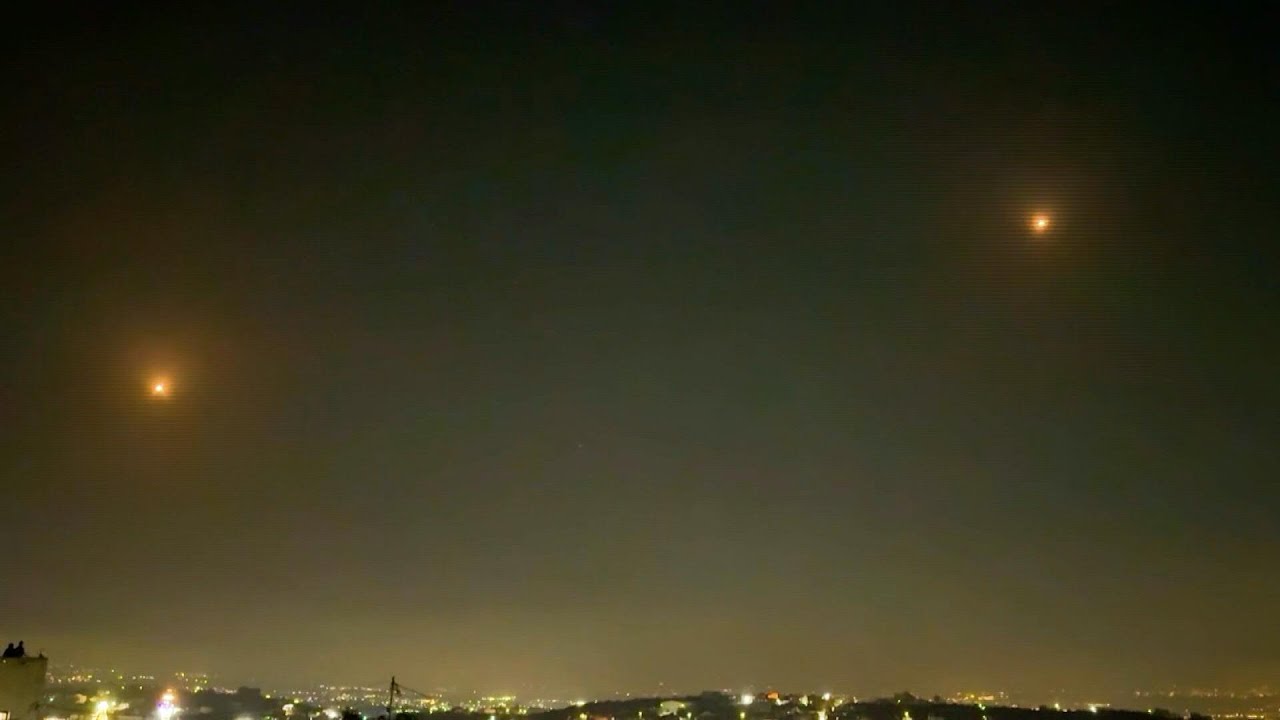 Video | Iranian missiles cross the skies of the West Bank towards Israel | AFP