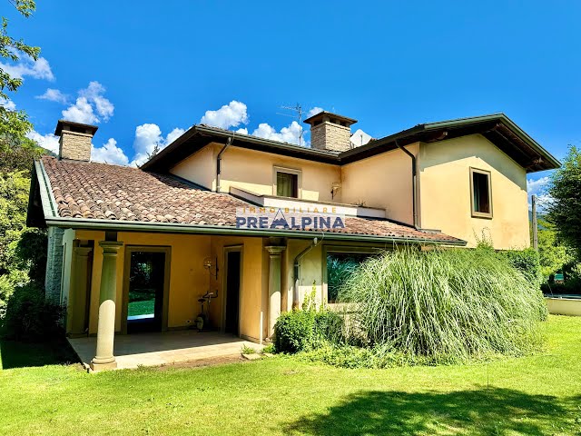 Villa di Prestigio con Parco Privato a Cene