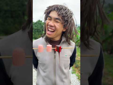 thử thách gây cười từ món sốt hấp dẫn với xúc xích giả ớt cay trở nên hấp dẫn với nụ cười mới nhất#