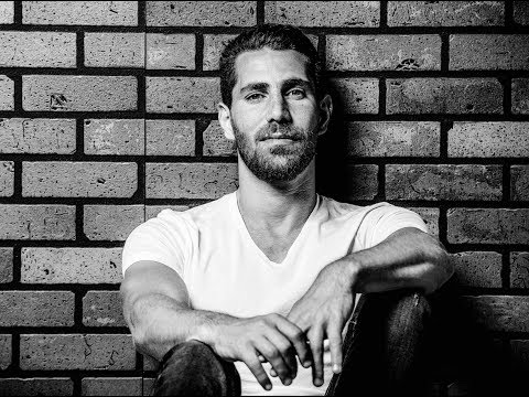 عزيز يغني "عن جد" - راغب علامة Aziz Maraka sings Ragheb Alama's "3an Jedd".