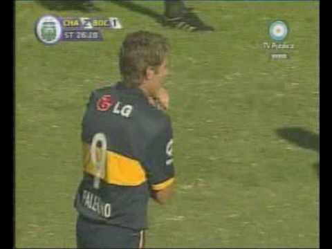 Así sacaba Alves a Palermo contra Chacarita