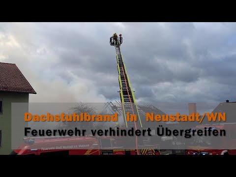 Dachstuhl stürzt bei Brand ein
