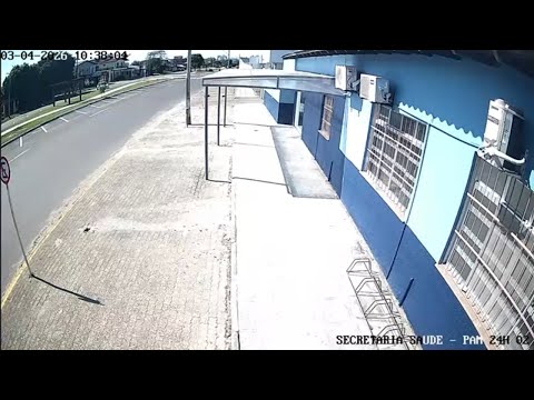 Veja momento da queda do avião sobre casa no litoral do RS
