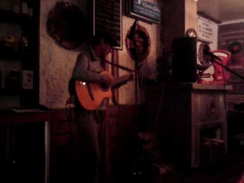 Nico Michel en el bar En Candela (Temuco)