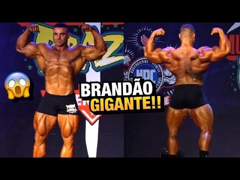 BRANDÃO INVADE PALCO E SOBE GIGANTE EM GUEST POSING NO EXPO SUPER SHOW 2021
