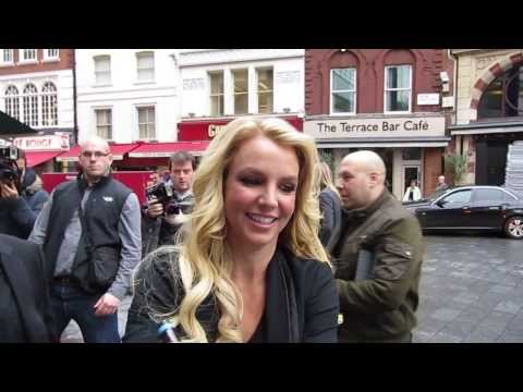 Britney Spears signing autographs [Capital FM - London, 14th October 2013] Video