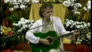 Donovan sings  &quot;Happiness runs&quot; for Maharishi