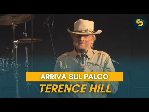 Annibale canta la sua colonna sonora de "Lo chiamavano Trinità" e sul palco arriva Terence Hill