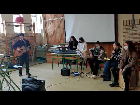 Ibai Osinaga Batxilergokoko ikasleekin batera "Orain bat" kantatzen