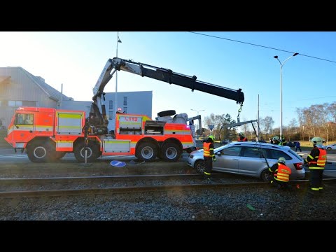 Hasiči v Ostravě vyprošťovali po dopravní nehodě octavii z tramvajového kolejiště, 28.3.2022