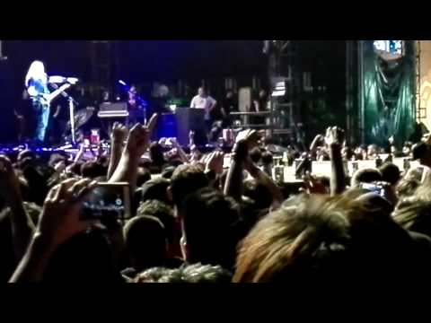 Megadeth - Dave Mustaine pissed off at a kid who threw bottle at them (Live! PULP XVII 2017)